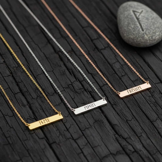 Collier Plaque Runes Viking Personnalisé Femme